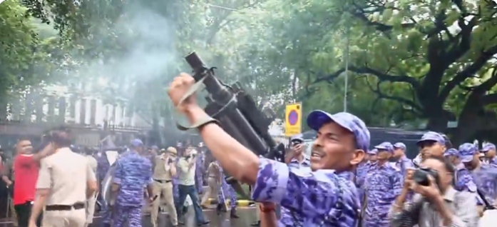 निहत्थे छात्र -छात्राओं को निशाना बनाती बीजेपी की आर्मी और पुलिस निहत्थे छात्र -छात्राओं को निशाना बनाती बीजेपी की आर्मी और पुलिस