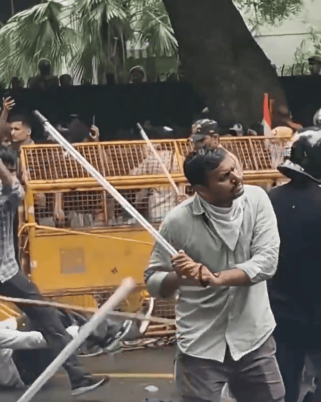 DCP सचिन शर्मा ने दिए थे निहत्थे छात्र -छात्राओं पर लाठी चार्ज के आदेश ,सिविल ड्रेस में लाठी लिए दिख रहे लोग कौन? छात्रों पर कार्रवाई के दौरान सिविल ड्रेस में लाठी लिए दिखाई दे रहे लोगों का वायरल वीडियो, प्रशासनिक भूमिका पर उठे सवाल।