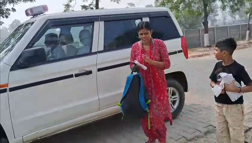 महिला परीक्षार्थी अपने अभिभावक के साथ उनके पास पहुंची और बताया कि वह परीक्षा के लिए लेट हो रही है तथा काफी प्रयास के बावजूद उसे कोई वाहन उपलब्ध नहीं हो पाया।