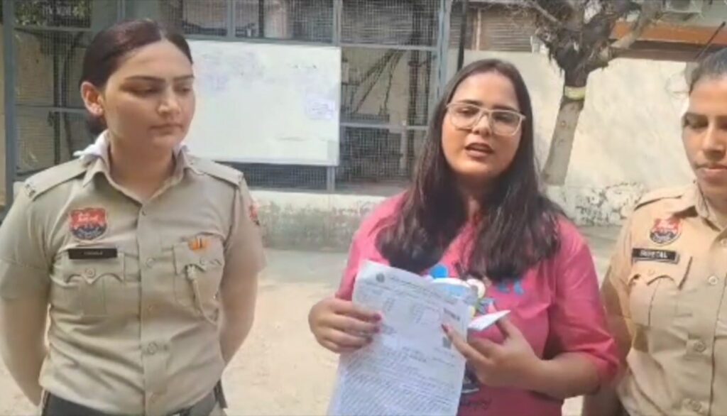 ढांड चौक पर इंस्पेक्टर ओमप्रकाश की टीम ने वाहन न मिलने से परेशान महिला परीक्षार्थी को पुलिस गाड़ी से पहुंचाया इंडस स्कूल परीक्षा केंद्र