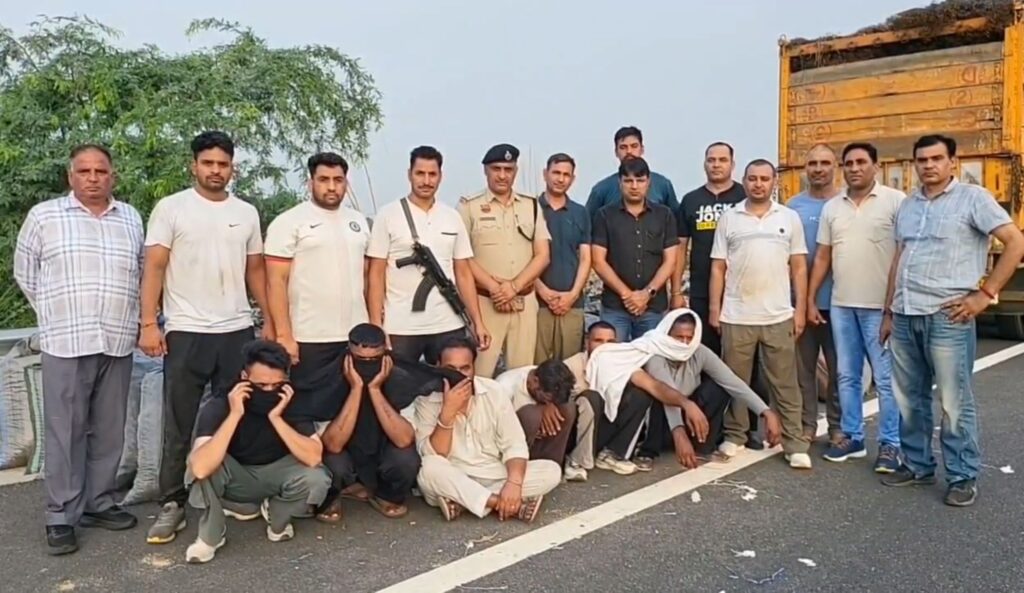 कैथल में ₹3 करोड़ की नशीली खेप के साथ अंतरराज्यीय गिरोह का भंडाफोड़, करीब 2 टन डोडा पोस्त समेत 6 गिरफ्तार कैथल पुलिस की बड़ी कार्रवाई: ₹3 करोड़ की नशीली खेप के साथ अंतरराज्यीय गिरोह का पर्दाफाश, 2 टन डोडा पोस्त समेत 6 तस्कर गिरफ्तार