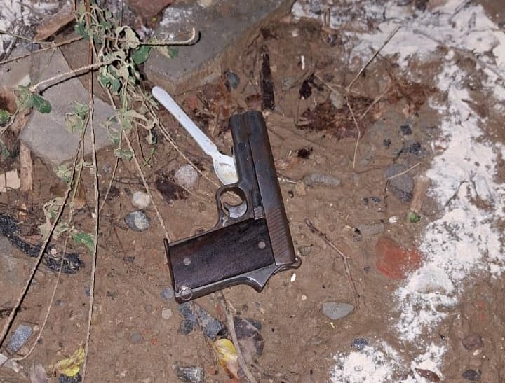 गुरुग्राम के सुशांत लोक में पुलिस मुठभेड़: 4 शूटर ढेर, 3 पुलिसकर्मी घायल क्राइम ब्रांच की टीम ने अपराधियों को सरेंडर करने की चेतावनी दी, लेकिन अपराधियों ने पुलिस टीम पर जानलेवा फायरिंग कर भागने की कोशिश की।