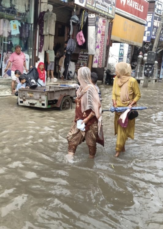 कलायत में एक घंटे की बारिश से जलभराव बाढ़ प्रबंधन पर उठे सवाल, जिला प्रशासन की तैयारियों की खुली पोल बाढ़ प्रबंधन में जिला कैथल प्रशासन बेनकाब एक घंटे की बरसात ने कलायत को पानी पानी कर दिया