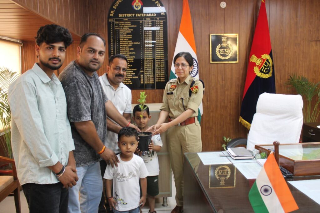 भूना के 7 वर्षीय सिद्धार्थ जाखल को अनुकरणीय ईमानदारी के लिए पुलिस अधीक्षक ने किया सम्मानित