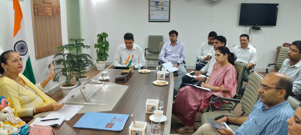 गुरुग्राम मेयर राजरानी मल्होत्रा नगर निगम अधिकारियों के साथ स्वच्छता व्यवस्था की समीक्षा बैठक करते हुए।