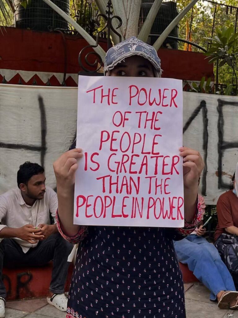 स्कूली पाठ्यपुस्तकों में किए गए बदलावों को लेकर देशभर में भारी विवाद खड़ा हो गया