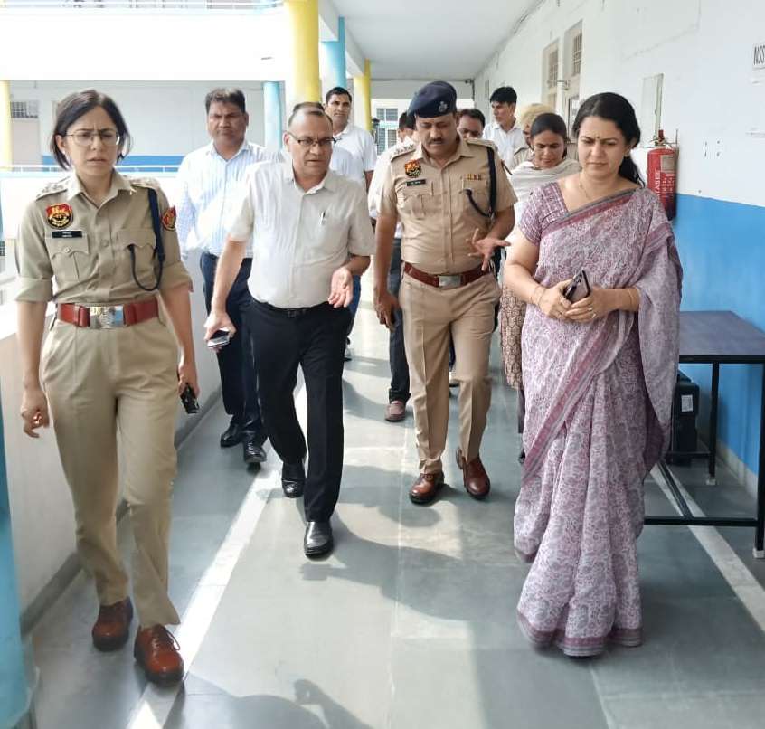 फतेहाबाद: HTET परीक्षा की तैयारियां पूरी, 15 केंद्रों पर 8680 परीक्षार्थी होंगे शामिल एचटेट परीक्षा को लेकर जिला प्रशासन अलर्ट, डीसी फतेहाबाद ने ट्रेजरी से परीक्षा केंद्रों तक लिया तैयारियों का जायजा