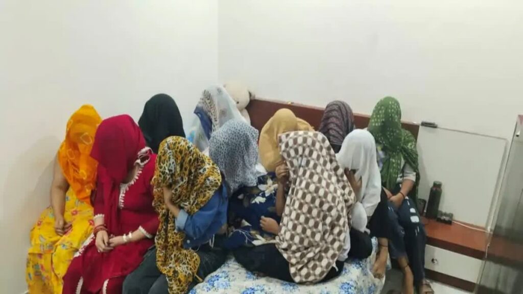 हिसार में सेक्स रैकेट का भंडाफोड़: दो नामी होटलों पर पुलिस की छापेमारी, 18 महिलाएं हिरासत में हिसार में सेक्स रैकेट का भंडाफोड़