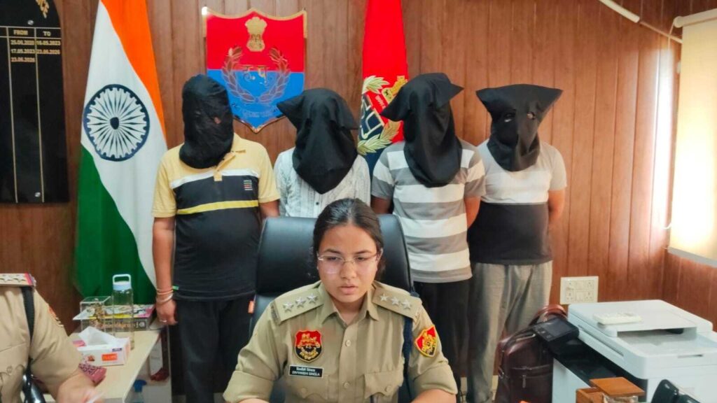 फतेहाबाद में अंतरराज्यीय साइबर ठगी गिरोह का पर्दाफाश, सेना के जवान से ठगे थे ₹4.46 लाख, 4 और आरोपी गिरफ्तार फतेहाबाद में अंतरराज्यीय साइबर ठगी गिरोह