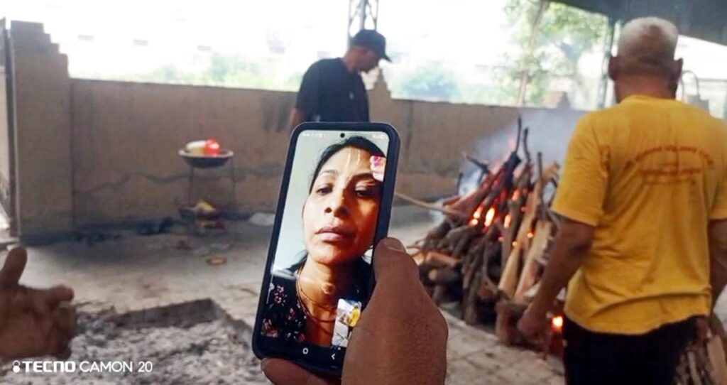 सोनीपत में वीडियो कॉल से बेटियों ने दी पिता को अंतिम विदाई सोनीपत। वीडियो कॉल से पिता के अंतिम संस्कार में शामिल होती बेटियां।