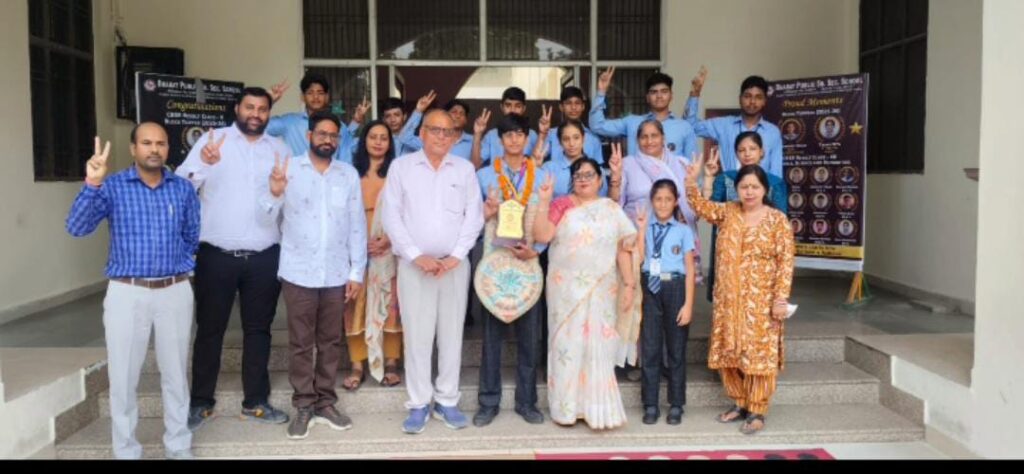 यश सैनी ने तैराकी में स्टेट लेवल पर हासिल किया गोल्ड मैडल यश सैनी को सम्मानित करते हुए स्कूल के चेयरमेन ओमनाथ सैनी।