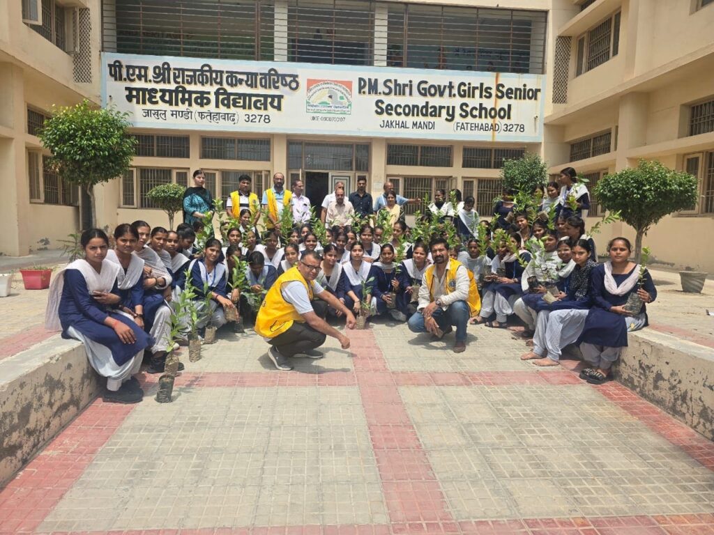 जाखल में लायंस क्लब रॉयल ने मनाया पर्यावरण दिवस पर्यावरण दिवस पर बच्चों को वितरित किए फलदार एवं छायादार