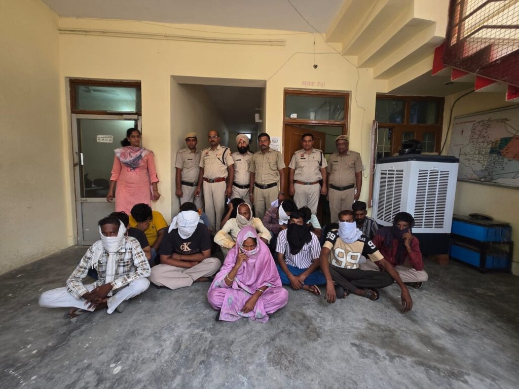 पुलिस द्वारा हेरोइन सेवन करने एवं बिक्री ठिकाने पर दबिश दे गिरफ्तार किए आरोपियों के साथ