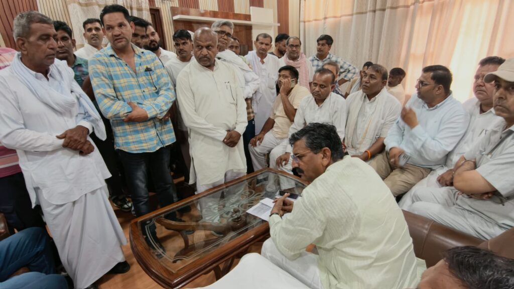 नरवाना : कैबिनेट मंत्री कृष्ण बेदी शनिवार को पीडब्ल्यूडी रेस्ट हाउस में जन समस्याएं सुनते हुए