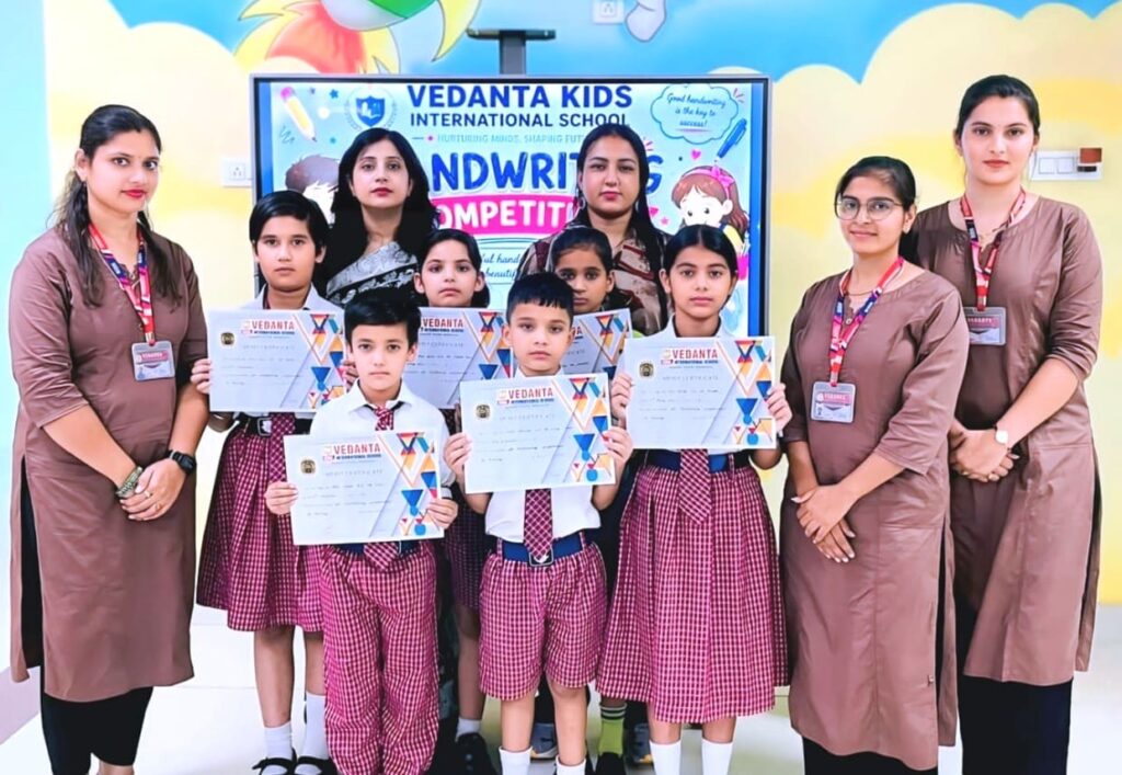 हस्तलेखन प्रतियोगिता में भाग लेते बच्चे। (छाया : जेठी)