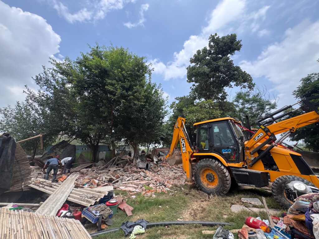 नौरंगपुर में निजी जमीन पर बनाई गई चार दर्जन से अधिक झुग्गियां पर चला मानेसर नगर निगम का बुलडोजर