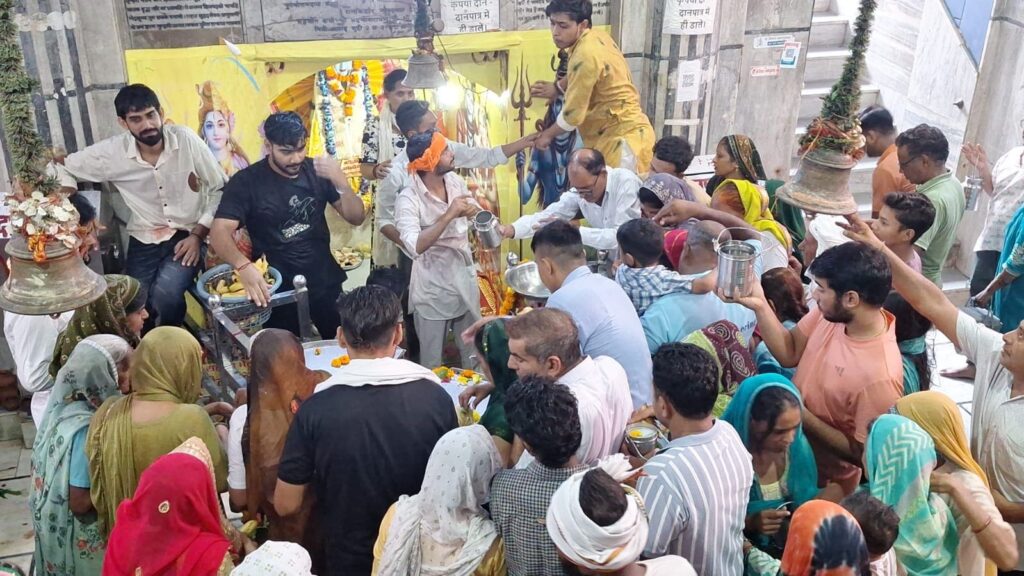 गुरुग्राम (पटौदी) के पौराणिक इच्छापुरी शिवधाम में श्रद्धालुओं की भारी भीड़ उमड़ी