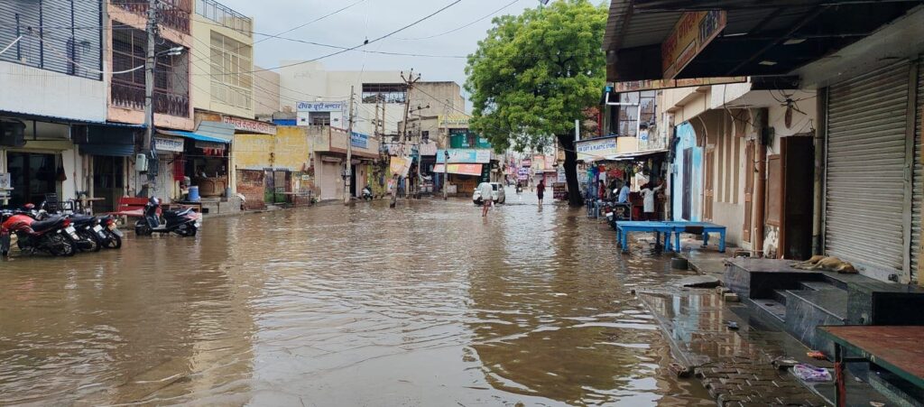 पटौदी-जाटोली में पहली बारिश बनी आफत: वाटर हार्वेस्टिंग और ड्रेनेज के दावे फेल, थमा जनजीवन पुरानी अनाज मंडी हेली मंडी बन गई बरसाती पानी की झील