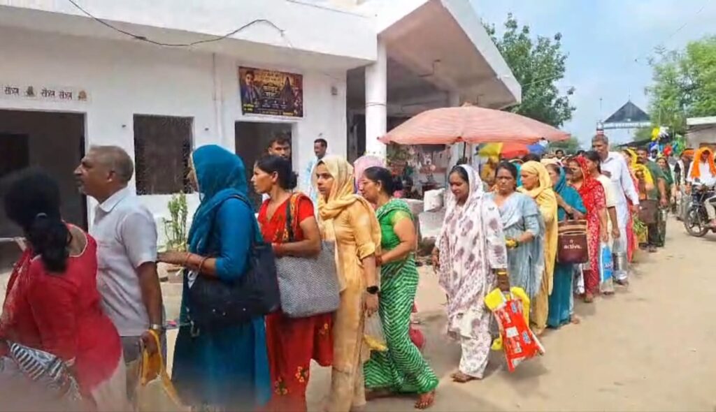 पटौदी विधानसभा क्षेत्र के गांव इच्छापुरी में स्वयंभू स्थापित पौराणिक महत्व के चमत्कारी शिवलिंग श्रद्धालुओं की संख्या और भीड़ 