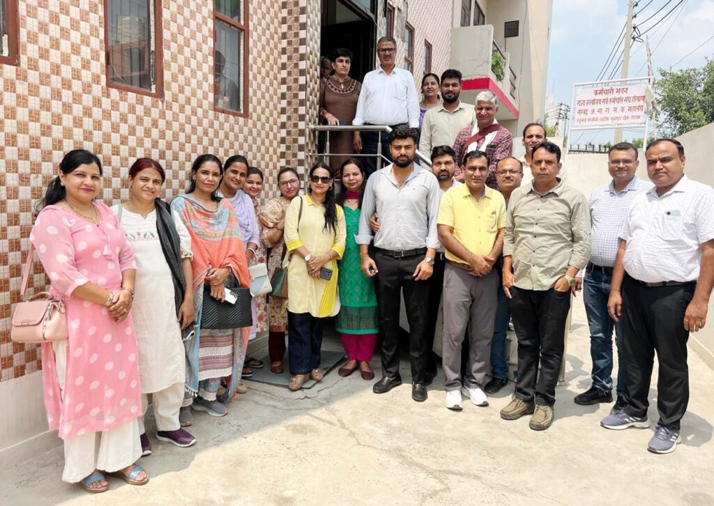 स्वास्थ्य कर्मचारियों ने ऑनलाइन ट्रांसफर पॉलिसी के खिलाफ खोला मोर्चा गुरुग्राम स्वास्थ्य कर्मचारियों ने ऑनलाइन ट्रांसफर पॉलिसी के खिलाफ खोला मोर्चा