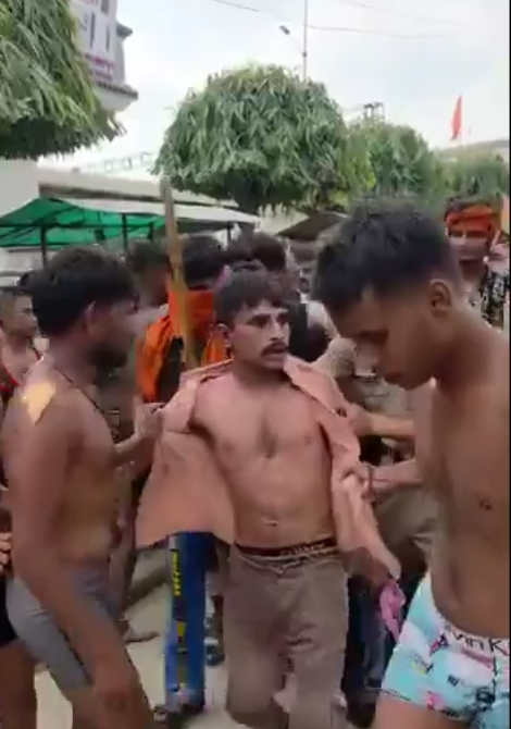 आंतक का पहला नाम कथित हिन्दू कांवड़िये ,नमाज़ पर रोज़ ज्ञान देने वाले तथाकथित गोदी पत्रकारों को भी अपने समाज में फैल रही ऐसी हिंसक मानसिकता पर सवाल उठाने चाहिए।