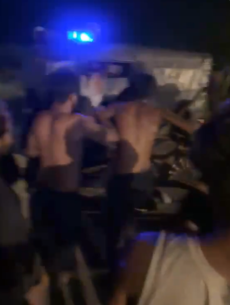 मेरठ में कांवड़ियों का तांडव: जीप से खींचकर पुलिसकर्मियों को पीटा, वायरल वीडियो मेरठ में कांवड़ियों ने दो पुलिसकर्मियों को पुलिस जीप से बाहर निकालकर पीटा,
