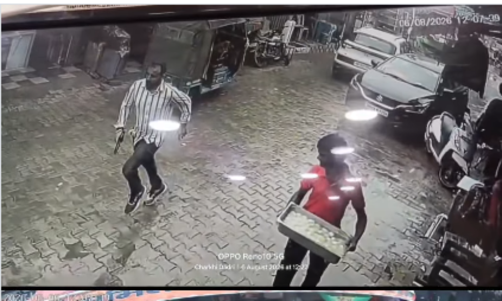 चरखी दादरी सिटी थाना के सामने गैंगवार, ताबड़तोड़ फायरिंग से दहला दादरी शहर चरखी दादरी में सिटी थाने के सामने दो पक्षों में गैंगवार के दौरान ताबड़तोड़ फायरिंग हुई