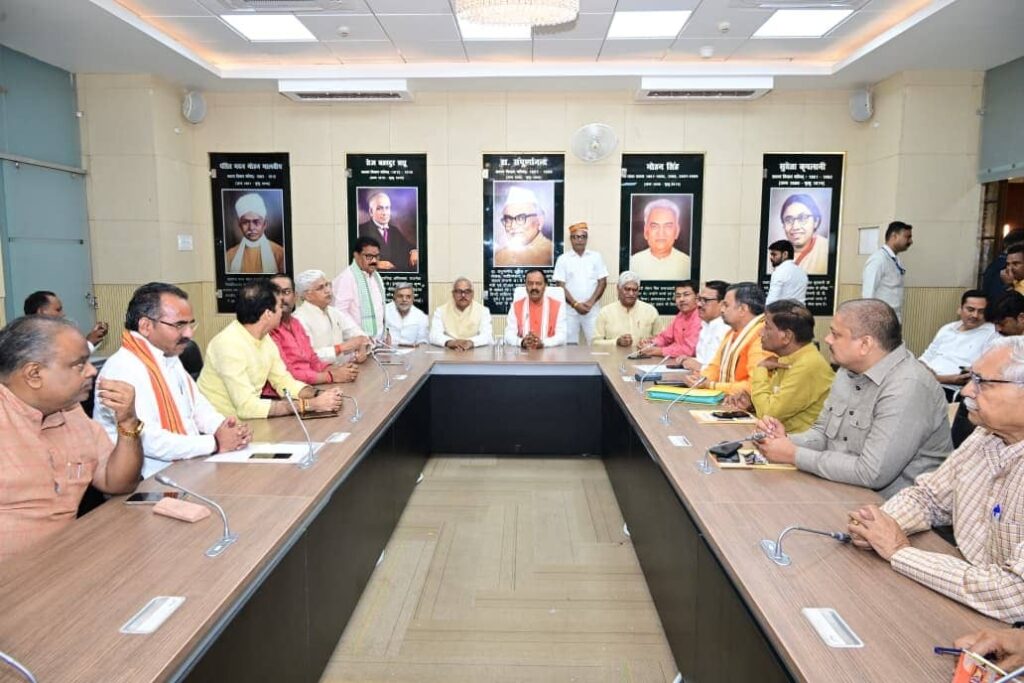 केशव प्रसाद मौर्य ने प्रदेश के समग्र विकास पर की चर्चा, अधिकारियों को दिए सख्त निर्देश केशव प्रसाद मौर्य ने संबंधित अधिकारियों को निर्देश दिए